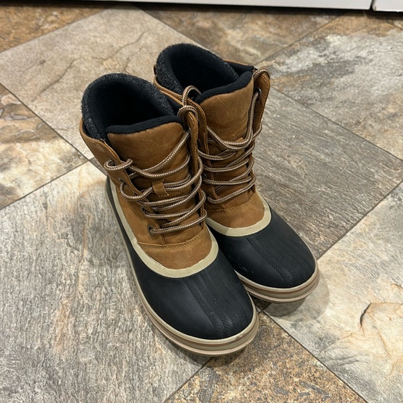 Waterproof SOREL boots - Picture 1 of 3